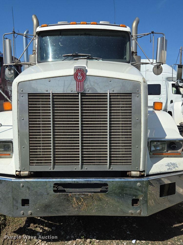 image for item DT5266 2007 Kenworth T800 semi truck