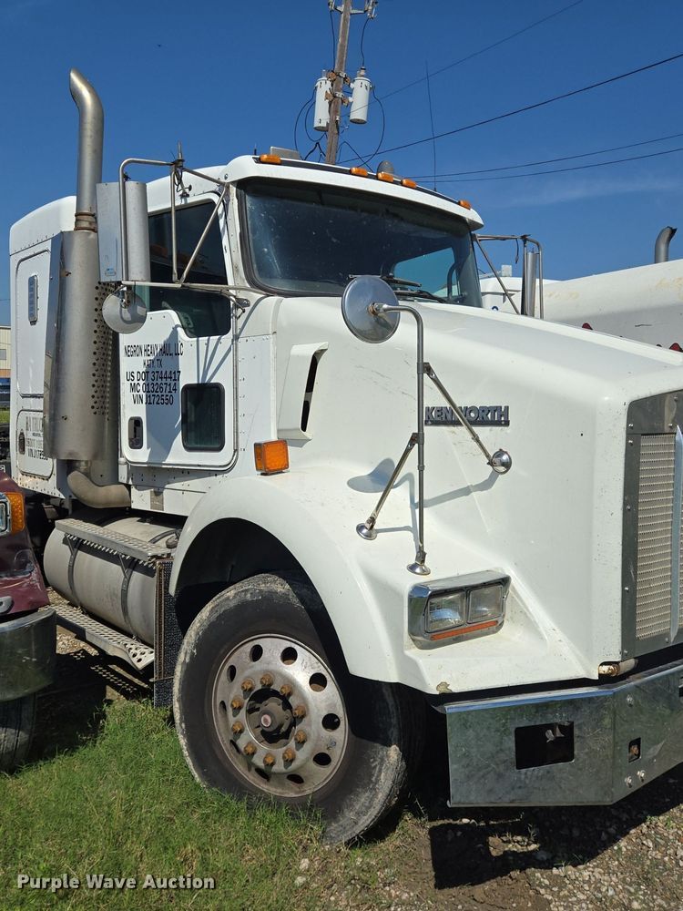 image for item DT5266 2007 Kenworth T800 semi truck