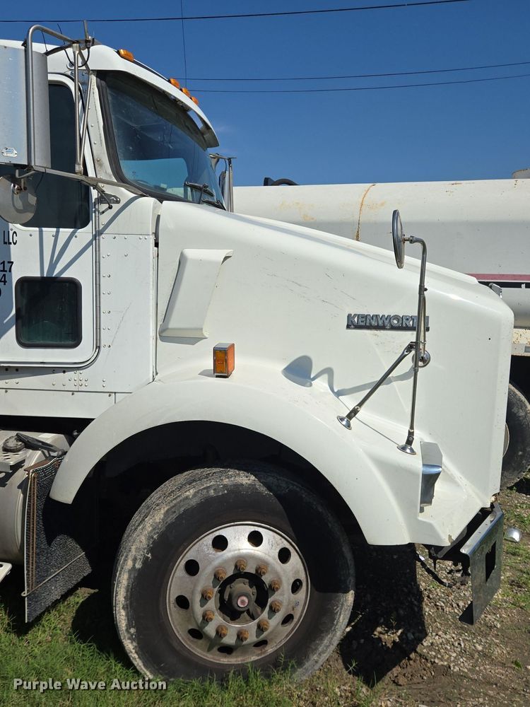 image for item DT5266 2007 Kenworth T800 semi truck