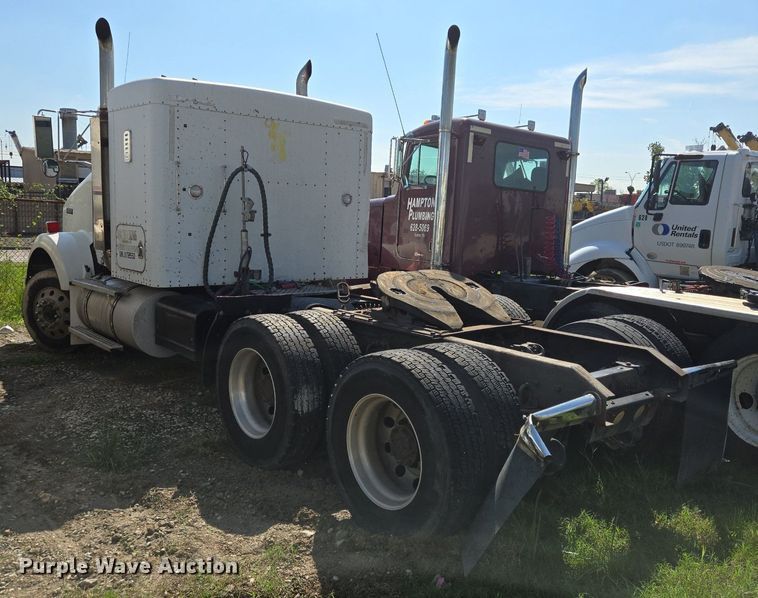 image for item DT5266 2007 Kenworth T800 semi truck