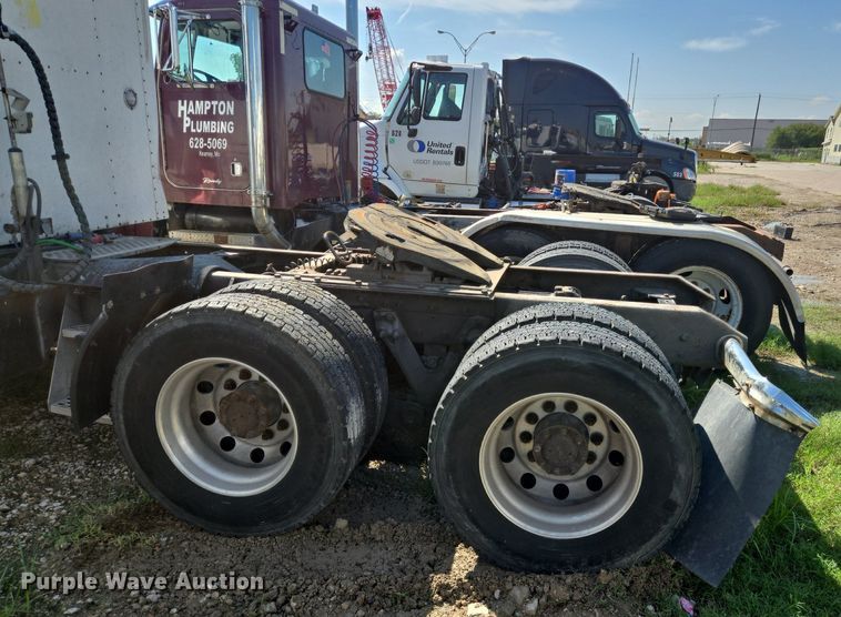 image for item DT5266 2007 Kenworth T800 semi truck