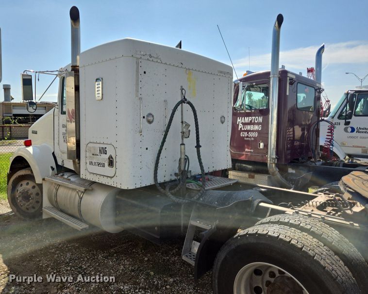 image for item DT5266 2007 Kenworth T800 semi truck