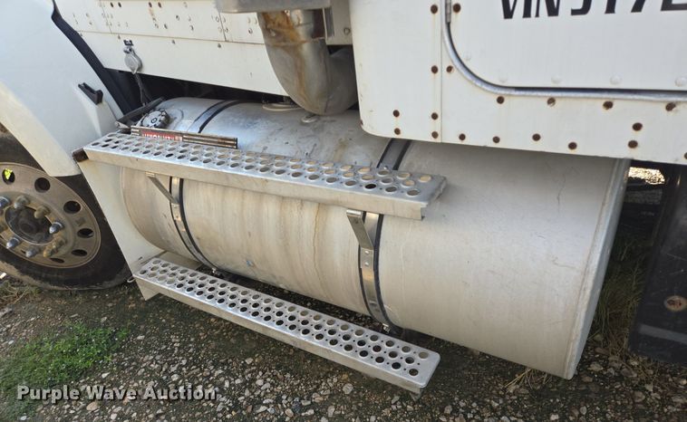 image for item DT5266 2007 Kenworth T800 semi truck