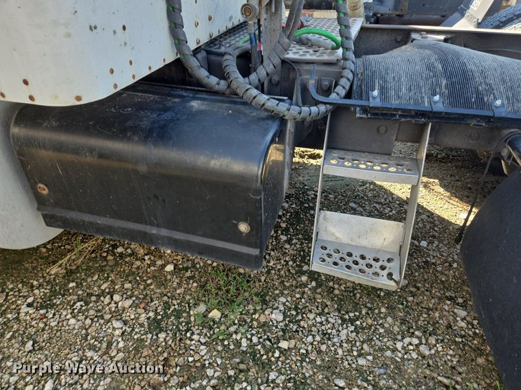 image for item DT5266 2007 Kenworth T800 semi truck