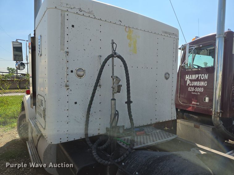 image for item DT5266 2007 Kenworth T800 semi truck