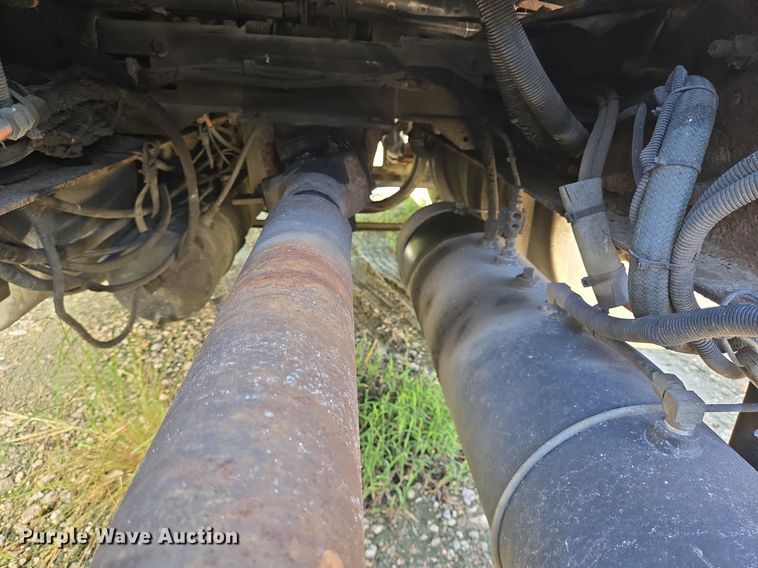 image for item DT5266 2007 Kenworth T800 semi truck