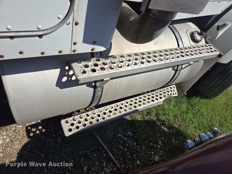 image for item DT5266 2007 Kenworth T800 semi truck