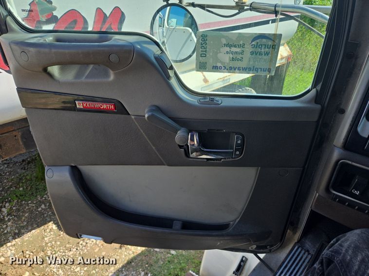 image for item DT5266 2007 Kenworth T800 semi truck