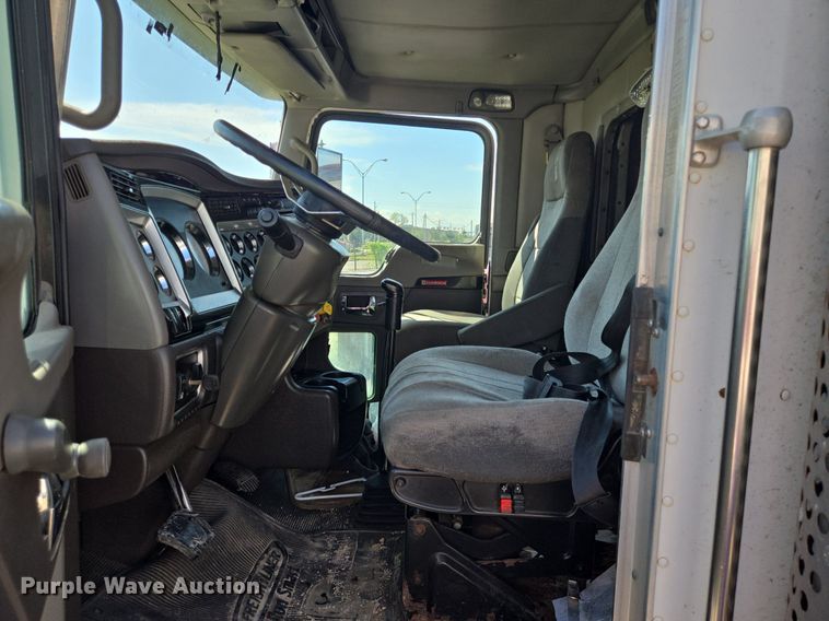 image for item DT5266 2007 Kenworth T800 semi truck