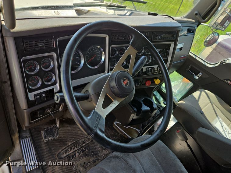 image for item DT5266 2007 Kenworth T800 semi truck