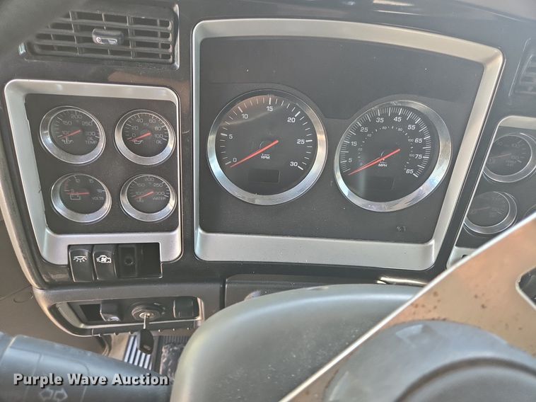 image for item DT5266 2007 Kenworth T800 semi truck