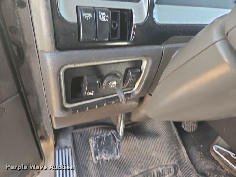 image for item DT5266 2007 Kenworth T800 semi truck