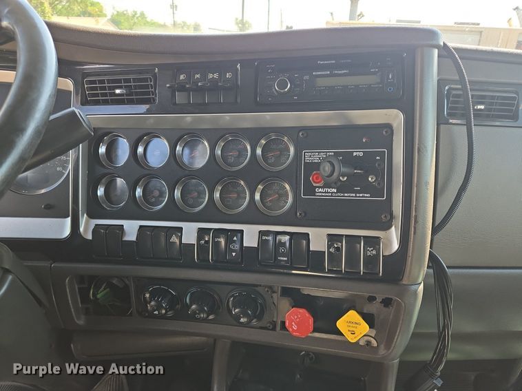 image for item DT5266 2007 Kenworth T800 semi truck