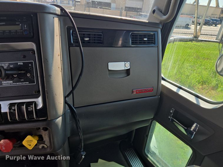 image for item DT5266 2007 Kenworth T800 semi truck