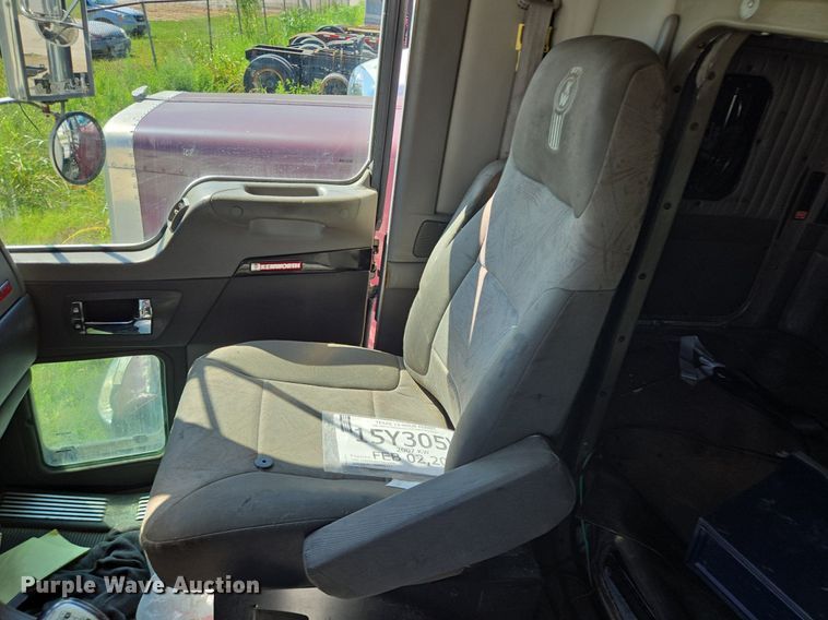 image for item DT5266 2007 Kenworth T800 semi truck