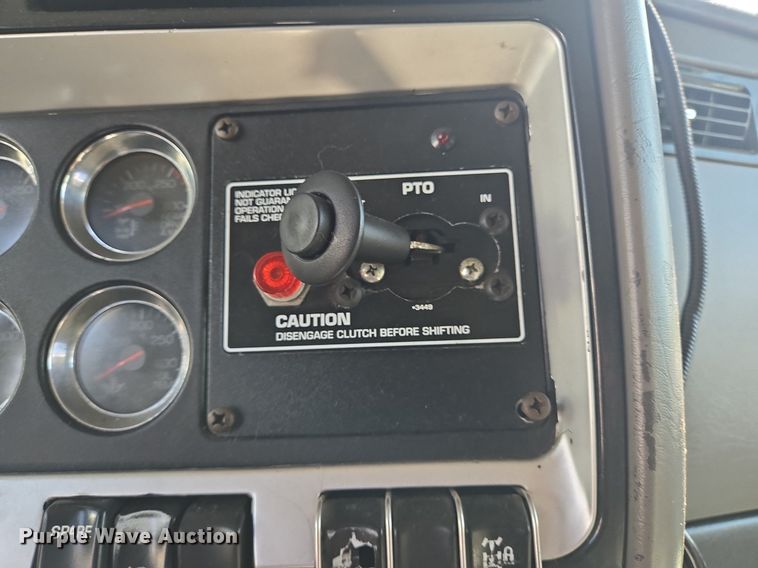 image for item DT5266 2007 Kenworth T800 semi truck