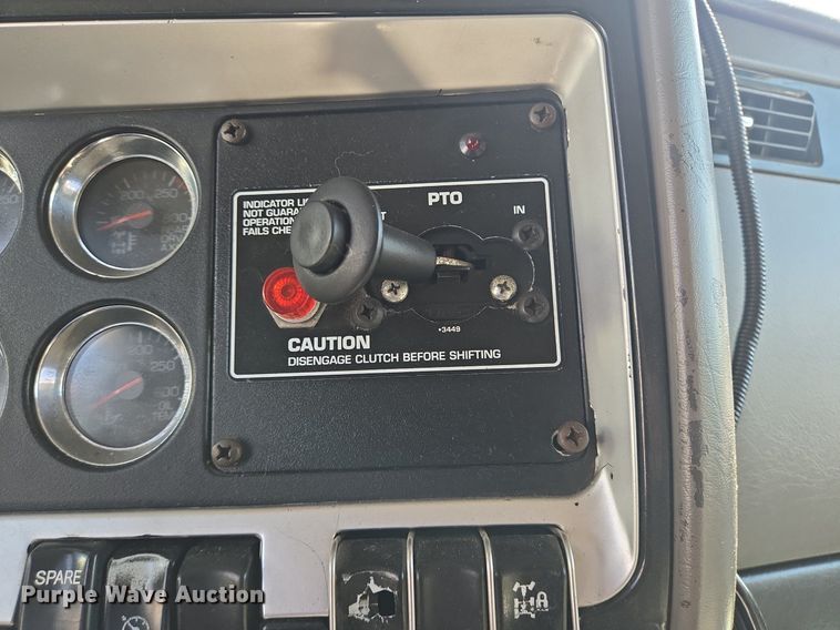 image for item DT5266 2007 Kenworth T800 semi truck