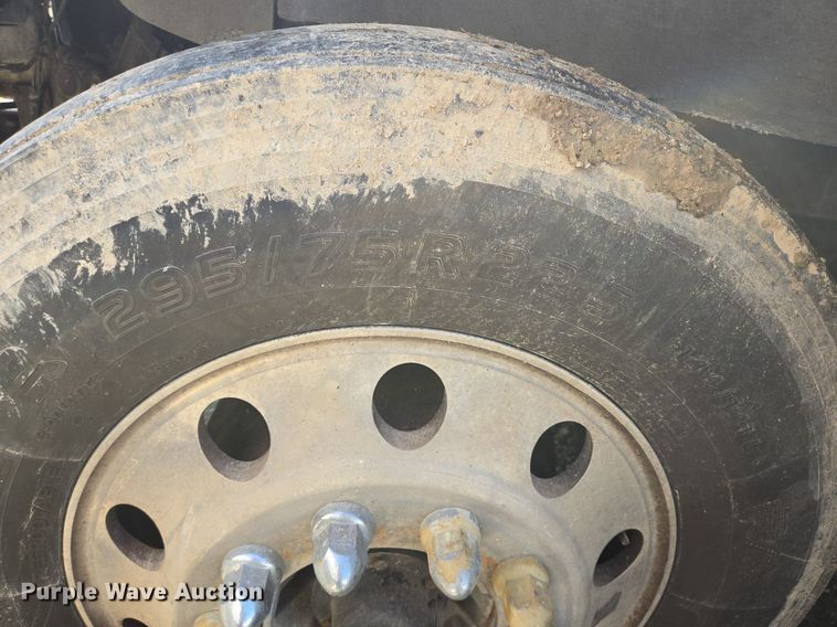 image for item DT5266 2007 Kenworth T800 semi truck