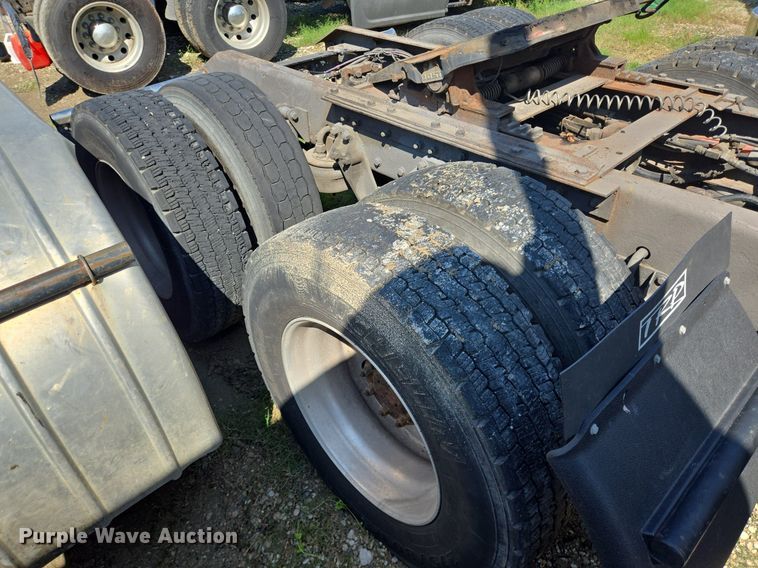 image for item DT5266 2007 Kenworth T800 semi truck