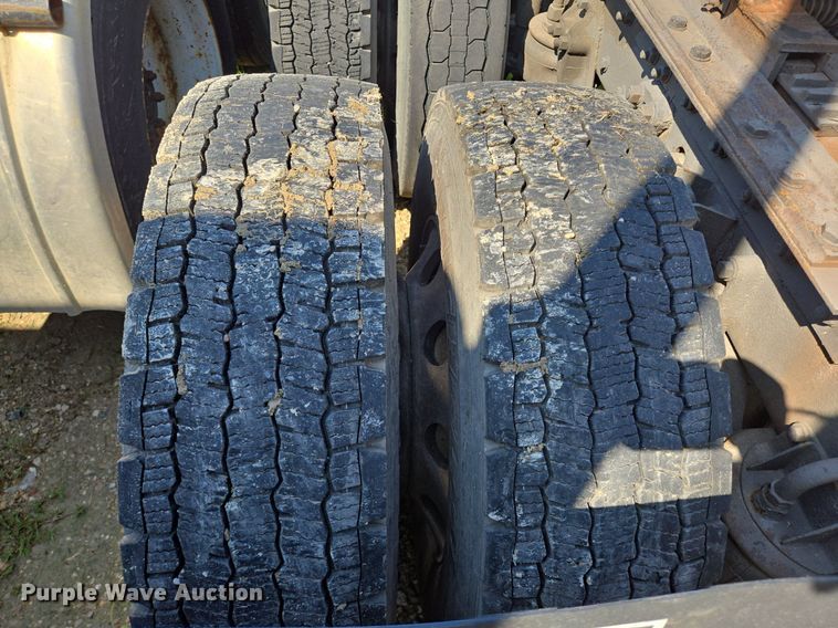 image for item DT5266 2007 Kenworth T800 semi truck