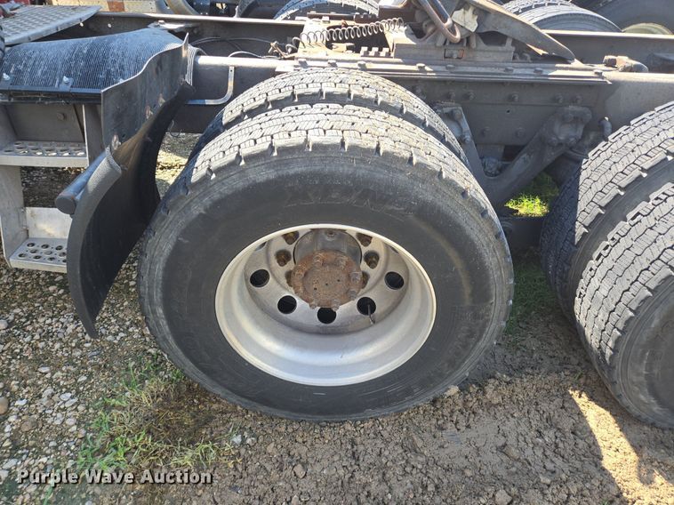 image for item DT5266 2007 Kenworth T800 semi truck