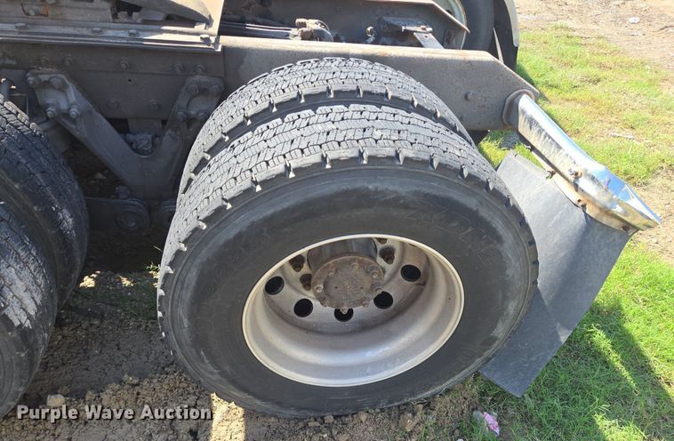 image for item DT5266 2007 Kenworth T800 semi truck