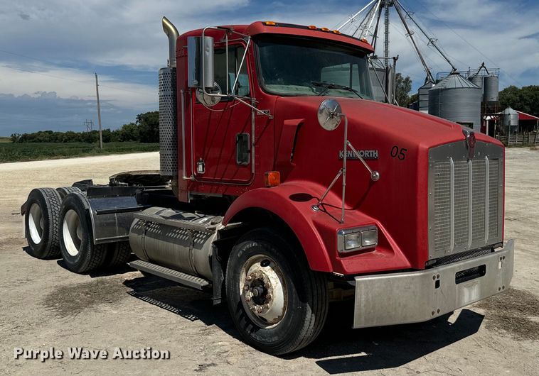 image for item DV2760 2004 Kenworth T800 semi truck