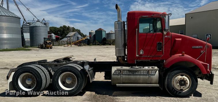 image for item DV2760 2004 Kenworth T800 semi truck
