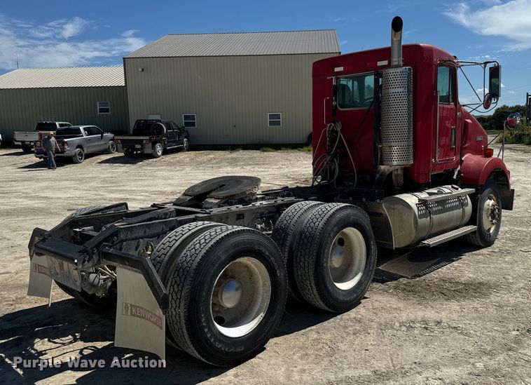 image for item DV2760 2004 Kenworth T800 semi truck