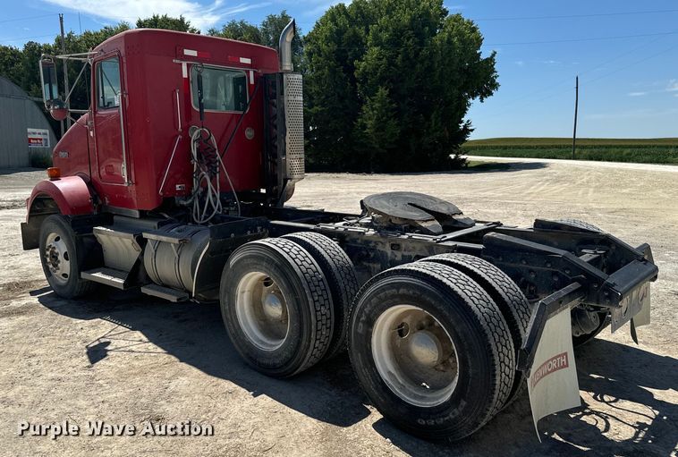 image for item DV2760 2004 Kenworth T800 semi truck