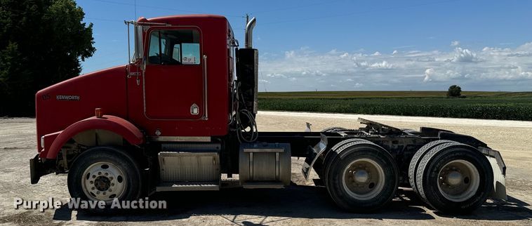 image for item DV2760 2004 Kenworth T800 semi truck