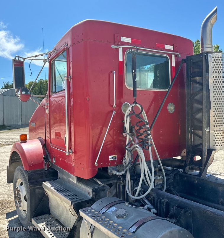 image for item DV2760 2004 Kenworth T800 semi truck