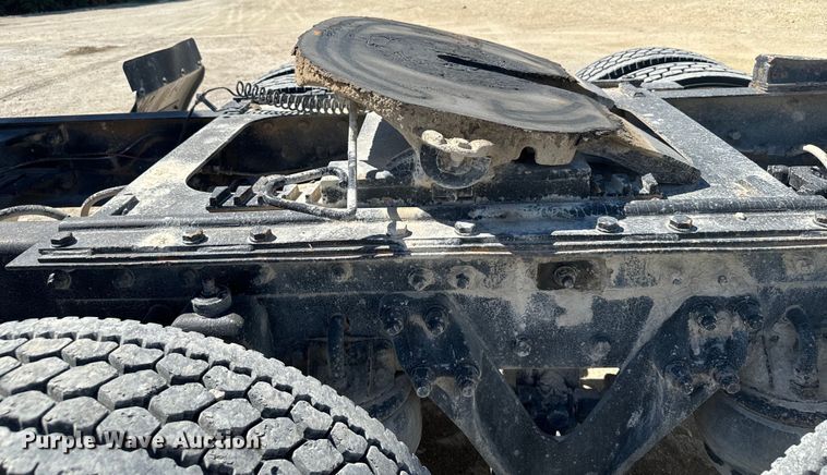 image for item DV2760 2004 Kenworth T800 semi truck