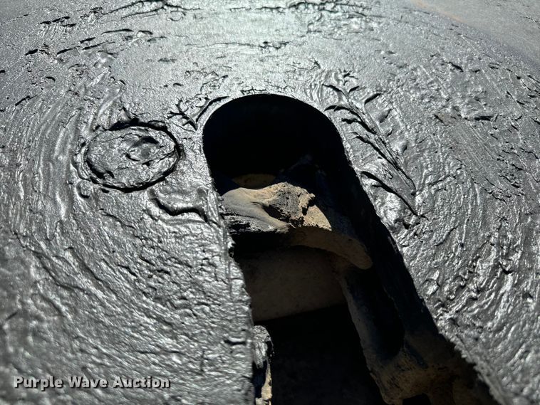 image for item DV2760 2004 Kenworth T800 semi truck