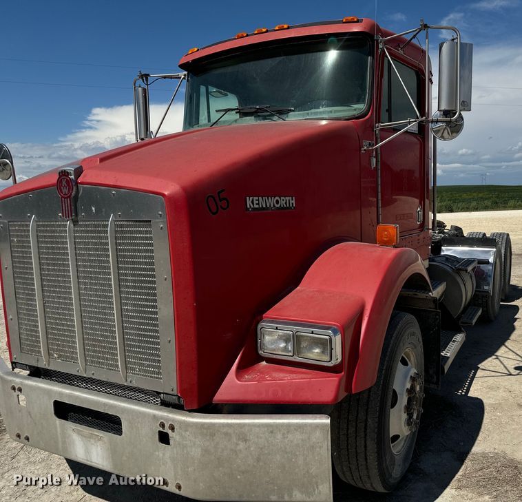 image for item DV2760 2004 Kenworth T800 semi truck