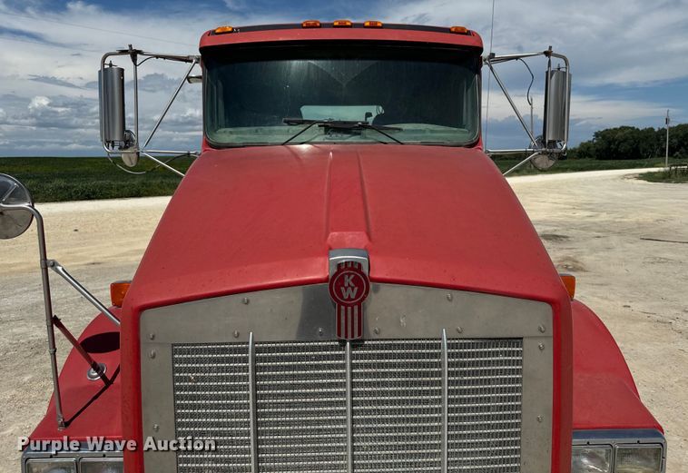 image for item DV2760 2004 Kenworth T800 semi truck