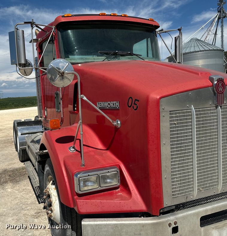 image for item DV2760 2004 Kenworth T800 semi truck