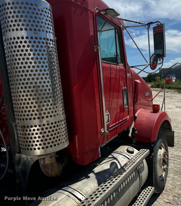 image for item DV2760 2004 Kenworth T800 semi truck