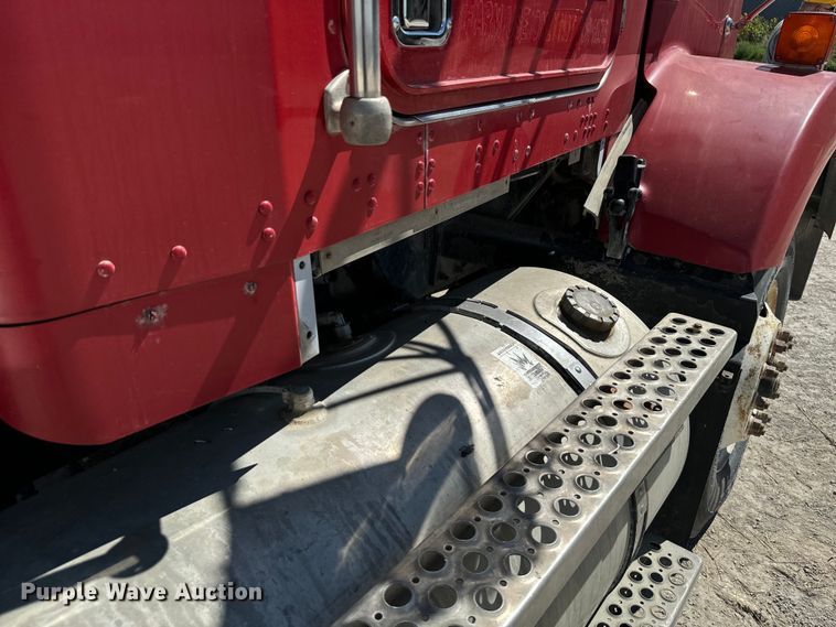 image for item DV2760 2004 Kenworth T800 semi truck