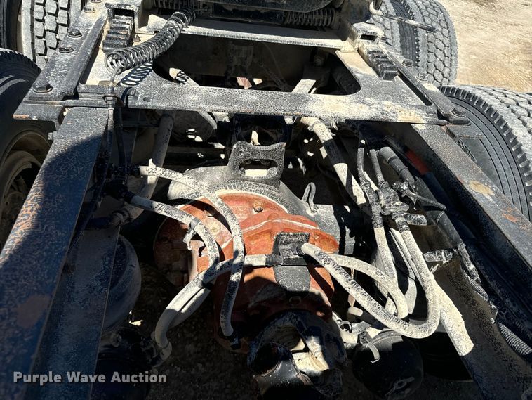 image for item DV2760 2004 Kenworth T800 semi truck