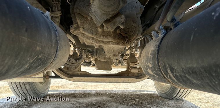 image for item DV2760 2004 Kenworth T800 semi truck