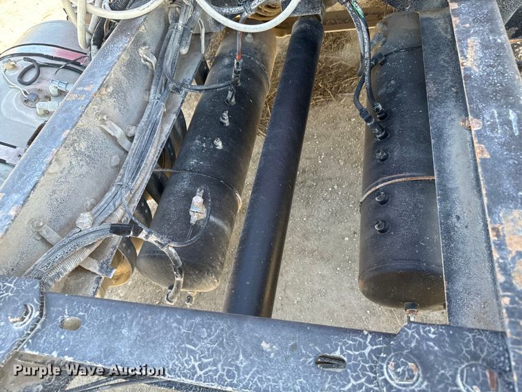 image for item DV2760 2004 Kenworth T800 semi truck