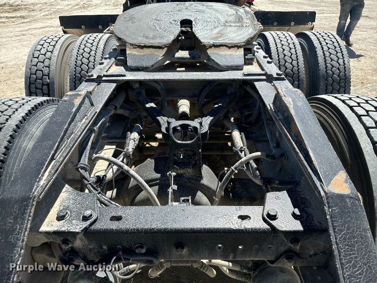 image for item DV2760 2004 Kenworth T800 semi truck