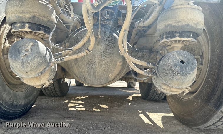 image for item DV2760 2004 Kenworth T800 semi truck