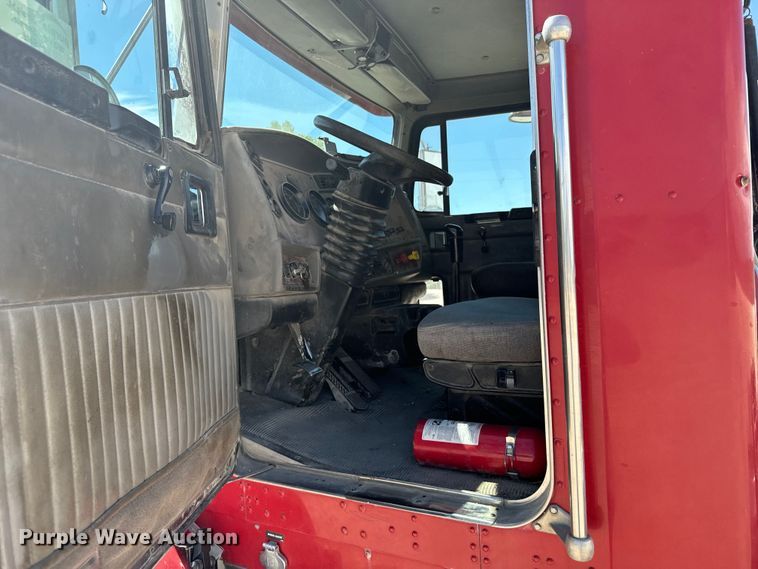 image for item DV2760 2004 Kenworth T800 semi truck