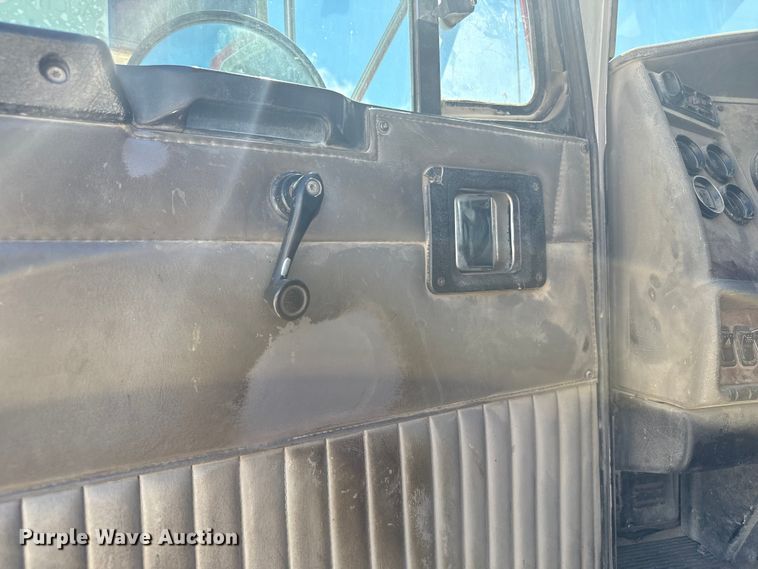 image for item DV2760 2004 Kenworth T800 semi truck