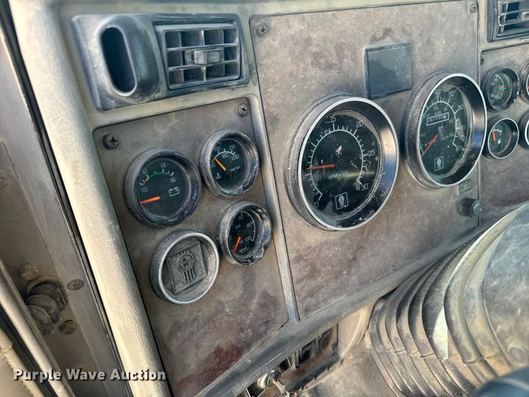 image for item DV2760 2004 Kenworth T800 semi truck