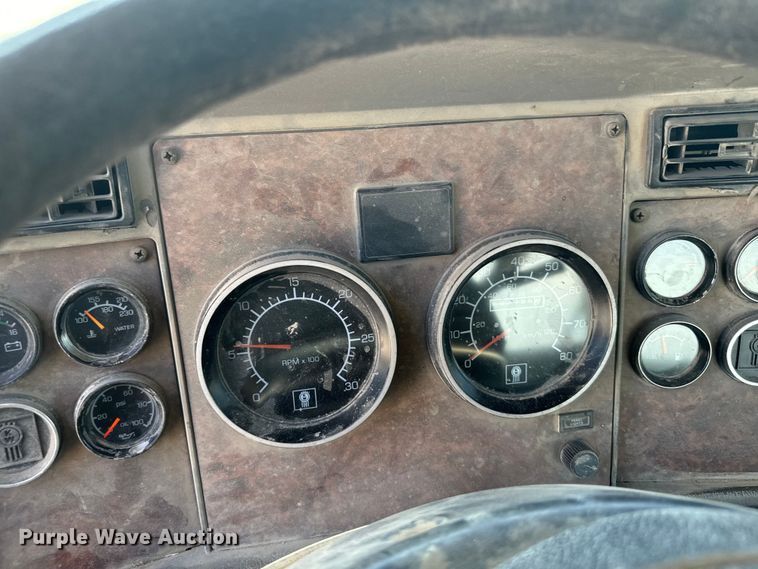 image for item DV2760 2004 Kenworth T800 semi truck