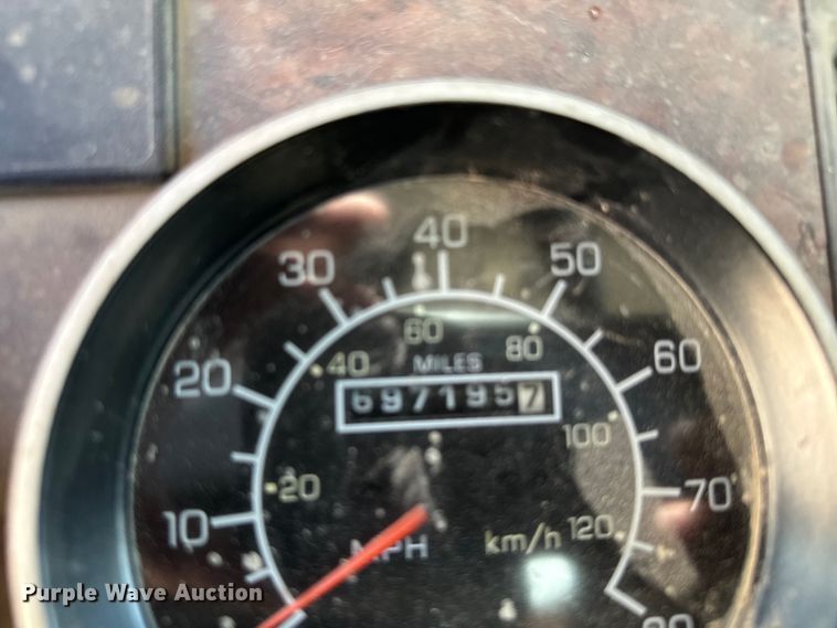 image for item DV2760 2004 Kenworth T800 semi truck