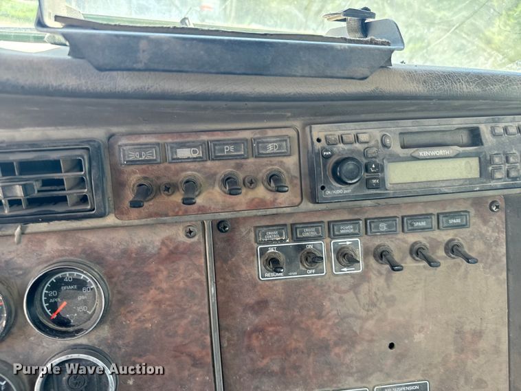 image for item DV2760 2004 Kenworth T800 semi truck